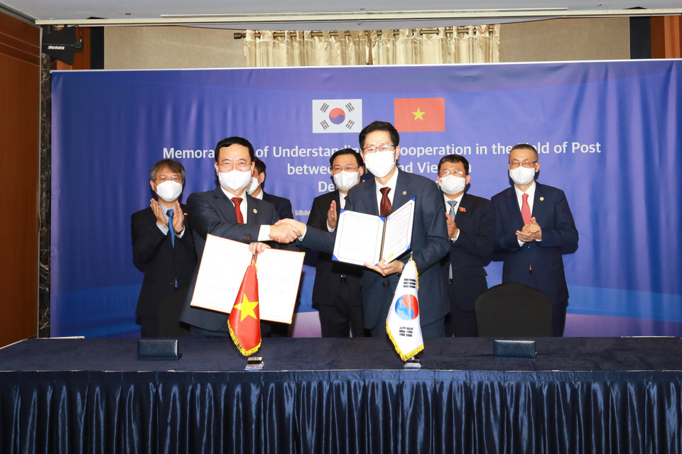 Chủ tịch Quốc hội Vương Đình Huệ cùng Phó Thủ tướng chính phủ Lê Minh Khái chứng chiến lễ ký kết MOU. (Ảnh: Anh Nguyên/TTXVN)