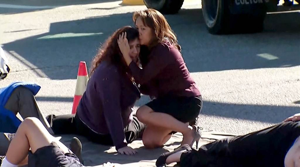 Hai người phụ nữ may mắn sống sót động viên nhau tại hiện trường vụ xả súng. (Ảnh: NBC Los Angeles)