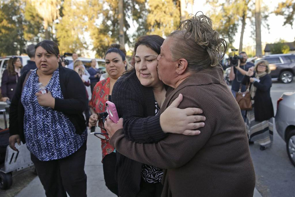 Một người phụ nữ may mắn sống sót sau vụ xả súng. (Ảnh: AP)