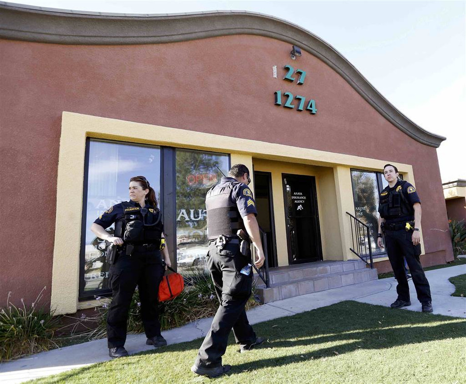 Cảnh sát kiểm tra khu vực quanh nơi xả súng. (Ảnh: Reuters)