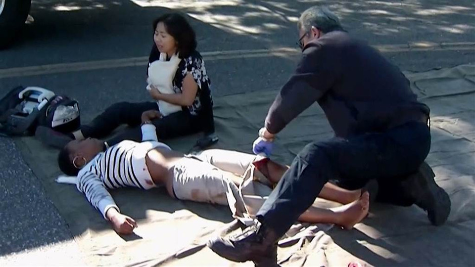 Nhân viên y tế kiểm tra vết thương cho một nạn nhân. (Ảnh: NBC Los Angeles)