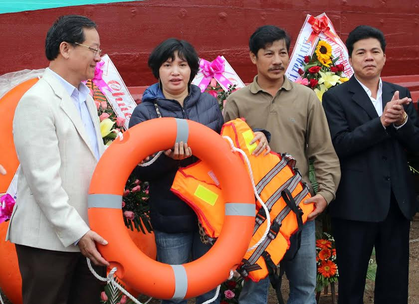 Lãnh đạo thành phố Đà Nẵng tặng phao cứu sinh cho tàu cá gia đình bà Như Hoa. (Ảnh: Trần Lê Lâm/Vietnam+)