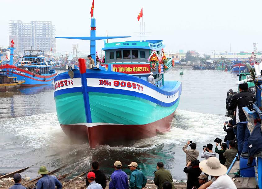 Lễ hạ thủy tàu cá ĐNa 90657 TS. (Ảnh: Trần Lê Lâm/Vietnam+)
