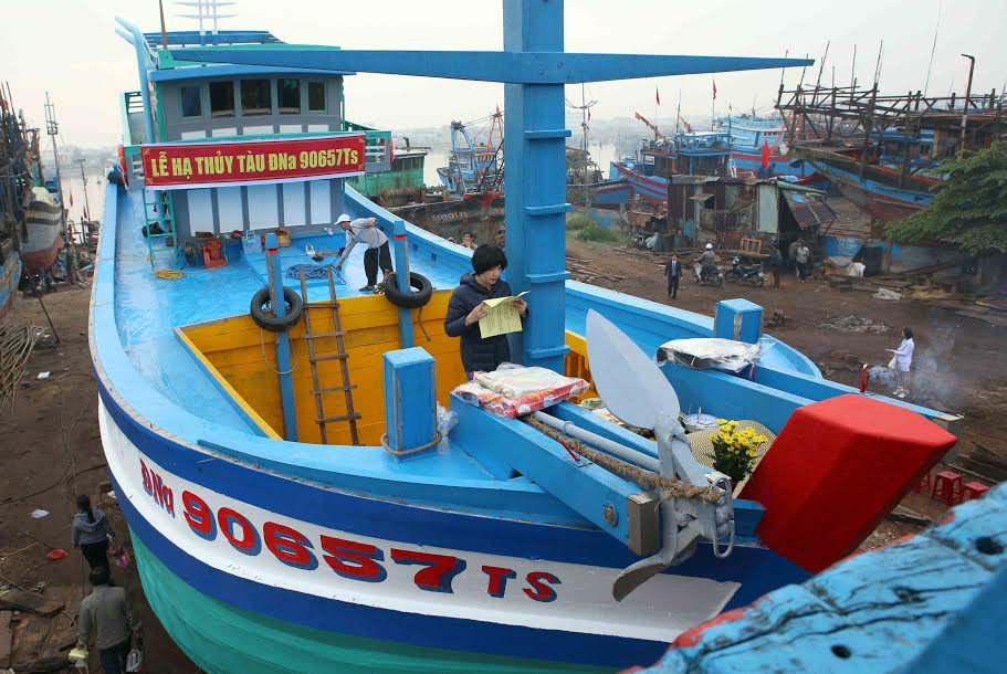 Nghi thức hạ thủy tàu của ngư dân cho tàu cá ĐNa 90657 TS. (Ảnh: Trần Lê Lâm/Vietnam+)