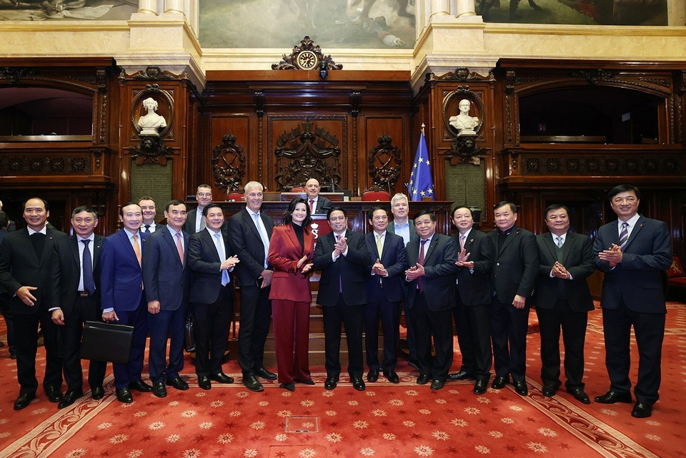 Thủ tướng Phạm Minh Chính và Chủ tịch Thượng viện Vương quốc Bỉ Stephanie D’Hose cùng thành viên đoàn hai nước. (Ảnh: Dương Giang/TTXVN)