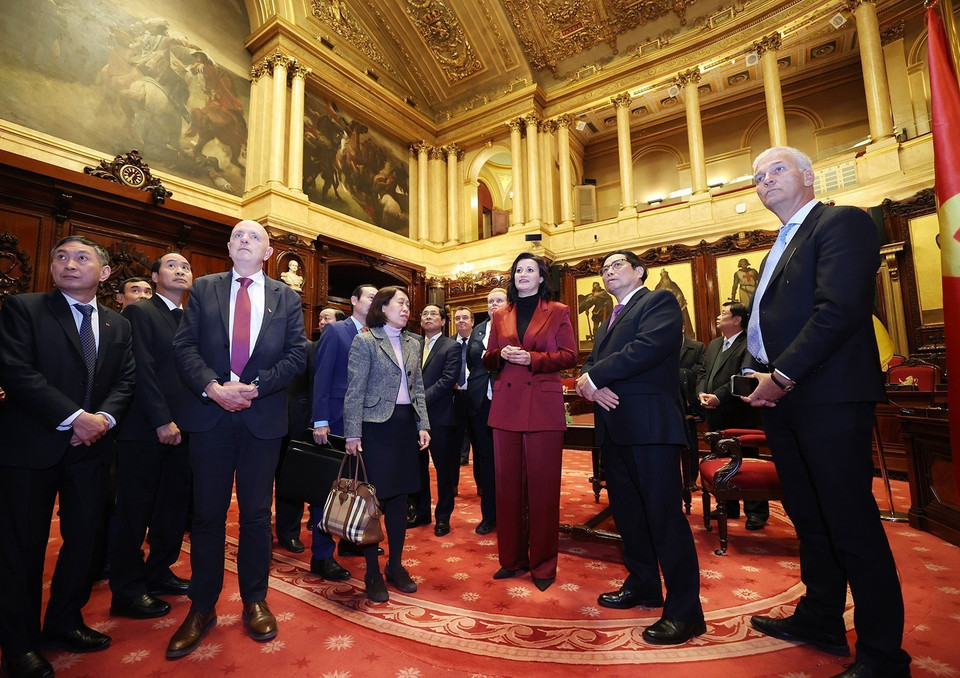 Nhập mô tả cho Chủ tịch Thượng viện Vương quốc Bỉ Stephanie D’Hose giới thiệu với Thủ tướng Phạm Minh Chính không gian, kiến trúc và lịch sử trụ sở Thượng viện Bỉ. (Ảnh: Dương Giang/TTXVN)