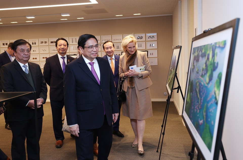 Thủ tướng Phạm Minh Chính và Công chúa Vương quốc Bỉ Astrid tham quan trưng bày ảnh về đất nước, con người Việt Nam. (Ảnh: Dương Giang/TTXVN)