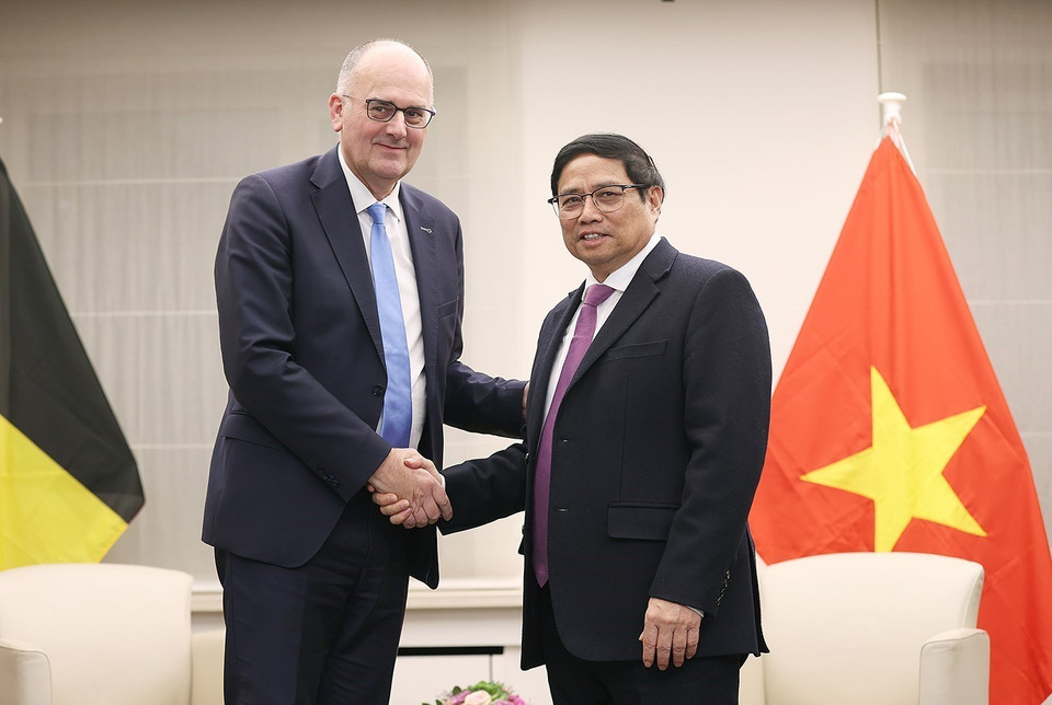 Thủ tướng Phạm Minh Chính tiếp Chủ tịch công ty AGEAS Bart De Smet. (Ảnh: Dương Giang/TTXVN)