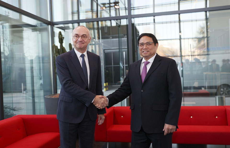 Chủ tịch kiêm Tổng Giám đốc điều hành Trung tâm IMEC Luc Van den hove chào đóng Thủ tướng Phạm Minh Chính. (Ảnh: Dương Giang/TTXVN)