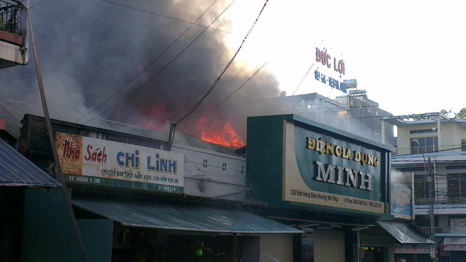 Theo người dân phản ánh, vào thời điểm trên họ thấy khói bốc lên từ ki ốt điện gia dụng Minh. (Ảnh: Cao Nguyên-Sỹ Thắng/TTXVN)