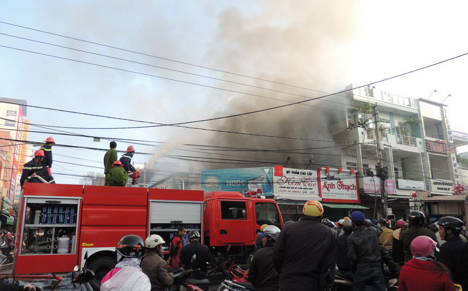 Đám cháy xảy ra lúc 6 giờ 30 sáng tại ngã tư Hoàng Văn Thụ và Trần Hưng Đạo đối diện với Trung tâm Thương mại Kon Tum. (Ảnh: Cao Nguyên-Sỹ Thắng/TTXVN)