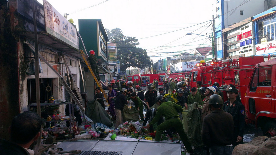 Lực lượng chức năng khẩn trương cứu hàng hóa của người dân. (Ảnh: Cao Nguyên-Sỹ Thắng/TTXVN)