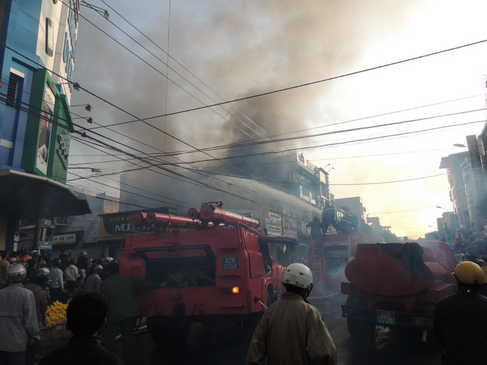 Đến khoảng 8 giờ, đám cháy cơ bản được dập tắt. (Ảnh: Cao Nguyên-Sỹ Thắng/TTXVN)