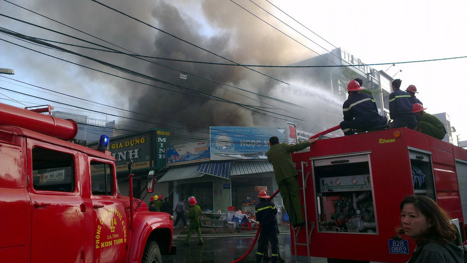 Lực lượng Phòng cháy chữa cháy Công an thành phố Kon Tum đã nhanh chóng có mặt tại hiện trường để dập lửa. (Ảnh: Cao Nguyên-Sỹ Thắng/TTXVN)