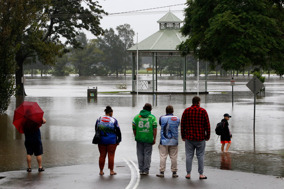 Người dân ở nhiều nơi không thể di chuyển do nước lũ dâng cao. (Ảnh: EPA)