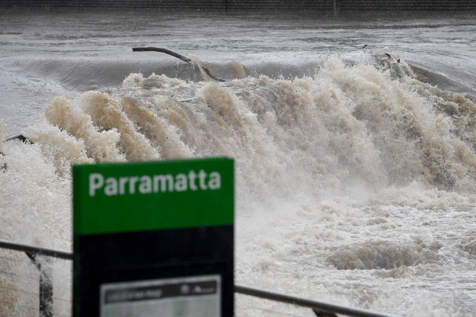 Nước sông Parramatta dâng cao và tràn lên bờ. (Ảnh: AAP)