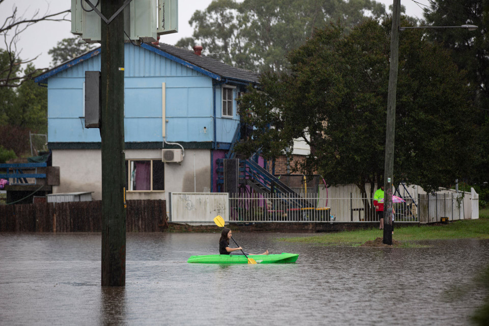 Đường phố ngập lụt tại thị trấn Windsor, phía Tây Bắc Sydney. (Ảnh:The Guardian)