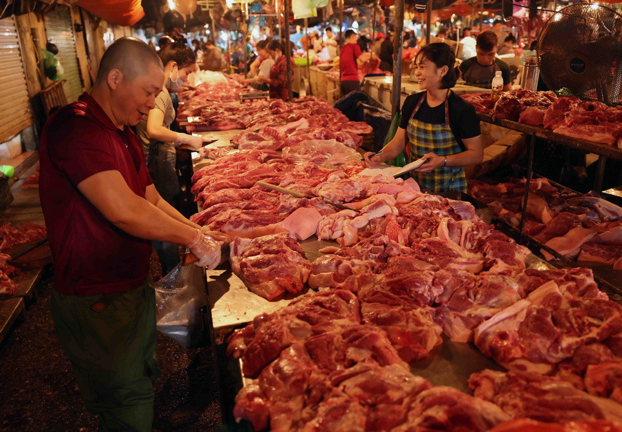 Các phản thịt được bày bán tại chợ đầu mối Nam Hà Nội (quận Hoàng Mai). (Ảnh: Vũ Sinh/TTXVN)