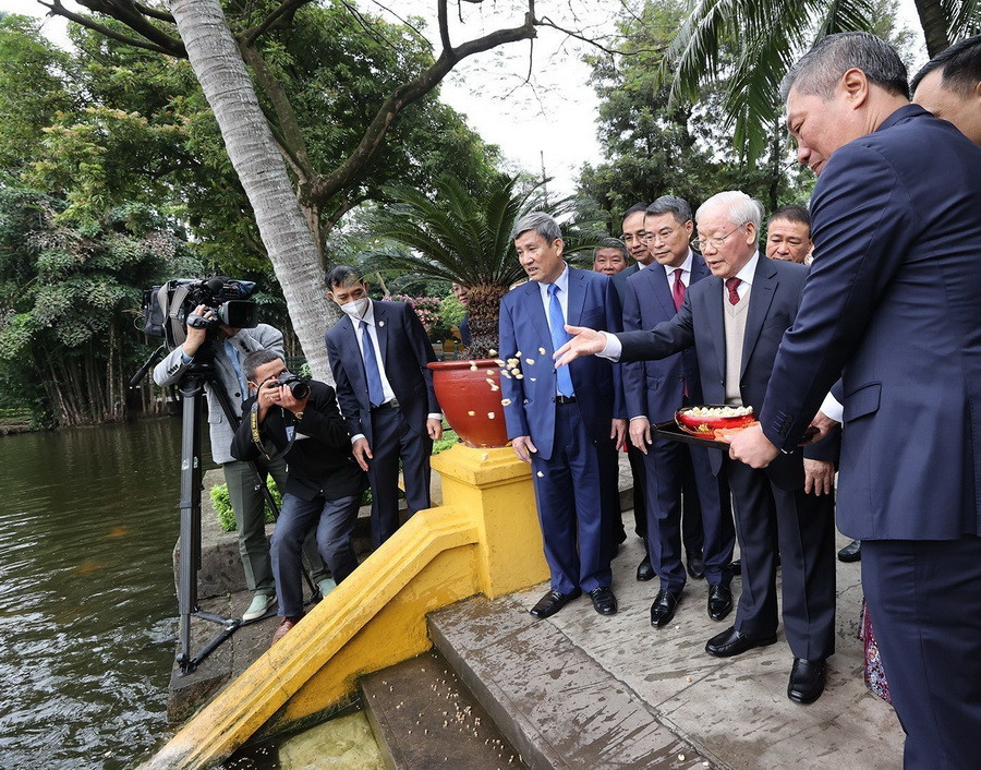 Tổng Bí thư Nguyễn Phú Trọng thăm ao cá Bác Hồ. (Ảnh: Trí Dũng/TTXVN)