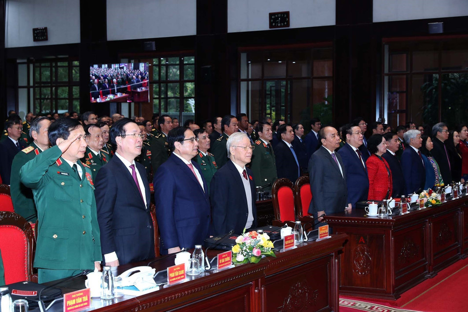 Tổng Bí thư Nguyễn Phú Trọng và các đại biểu thực hiện nghi lễ chào cờ. (Ảnh: TTXVN)