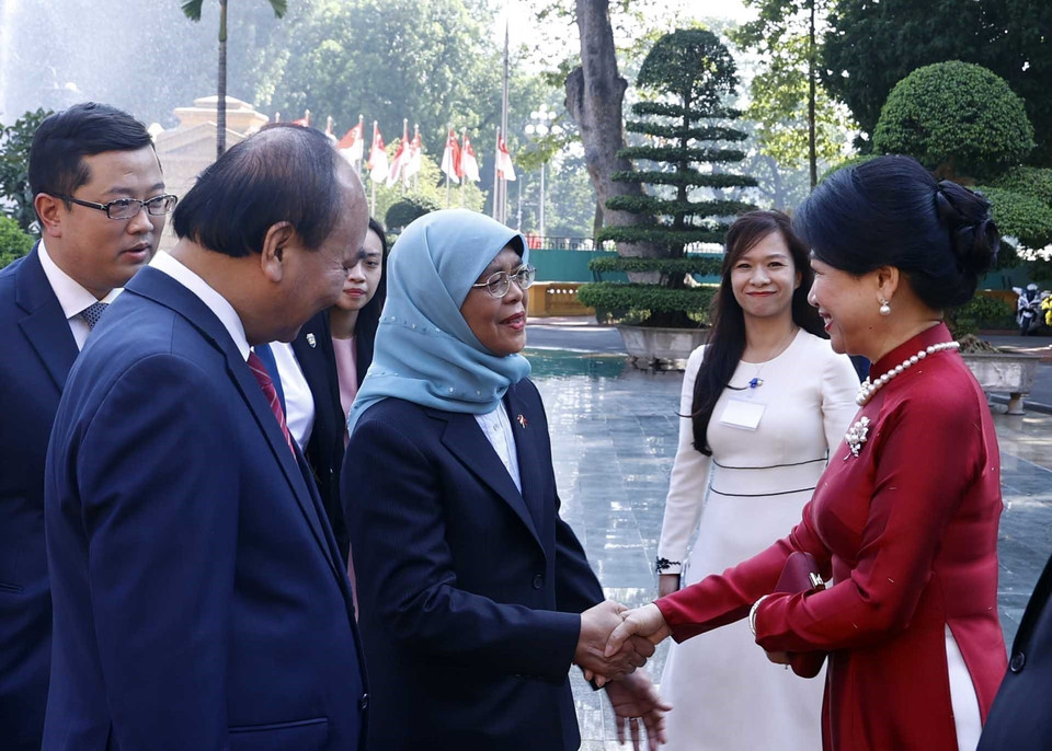 Tổng thống Cộng hòa Singapore Halimah Yacob với bà Trần Thị Nguyệt Thu, Phu nhân Chủ tịch nước Nguyễn Xuân Phúc. (Ảnh: Thống Nhất/TTXVN)