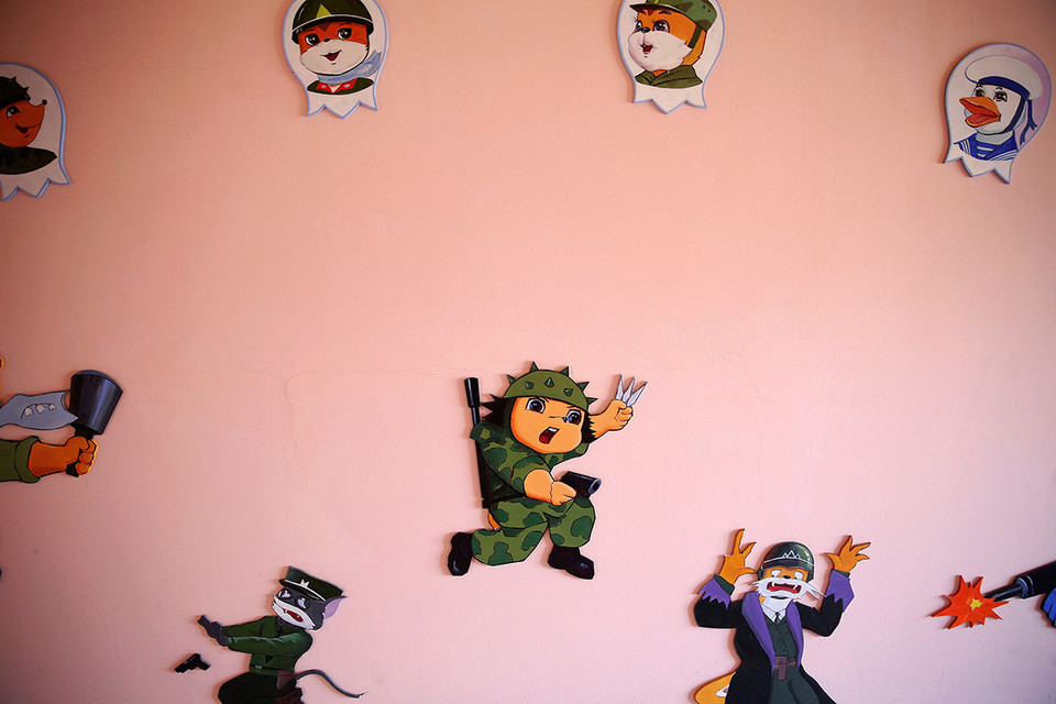 Bức hình trang trí trong nhà trẻ. (Ảnh: Reuters)