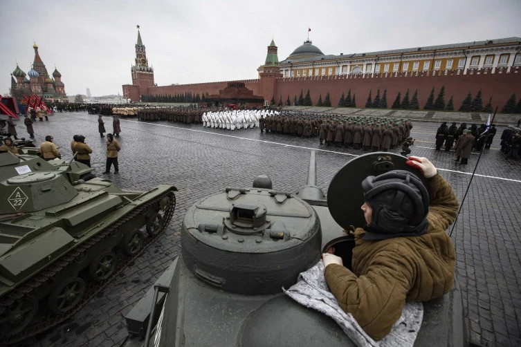 Các loại xe tăng từ thời Liên Xô chuẩn bị cho lễ diễu binh. (Nguồn: India Today)