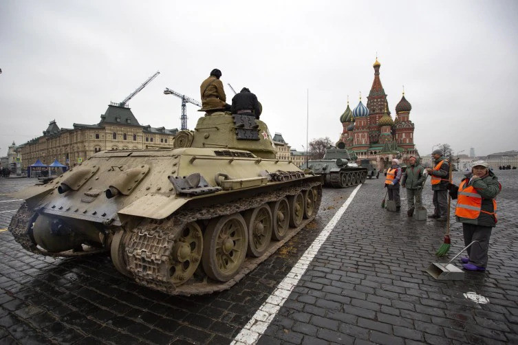 Các loại xe tăng từ thời Liên Xô chuẩn bị cho lễ diễu binh. (Nguồn: India Today)