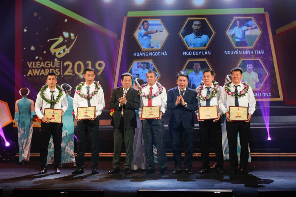 Ban tổ chức trao giải cho các trọng tài chính và trọng tài phụ được bình chọn xuất sắc nhất giải đấu. (Ảnh: Trọng Đạt/TTXVN)