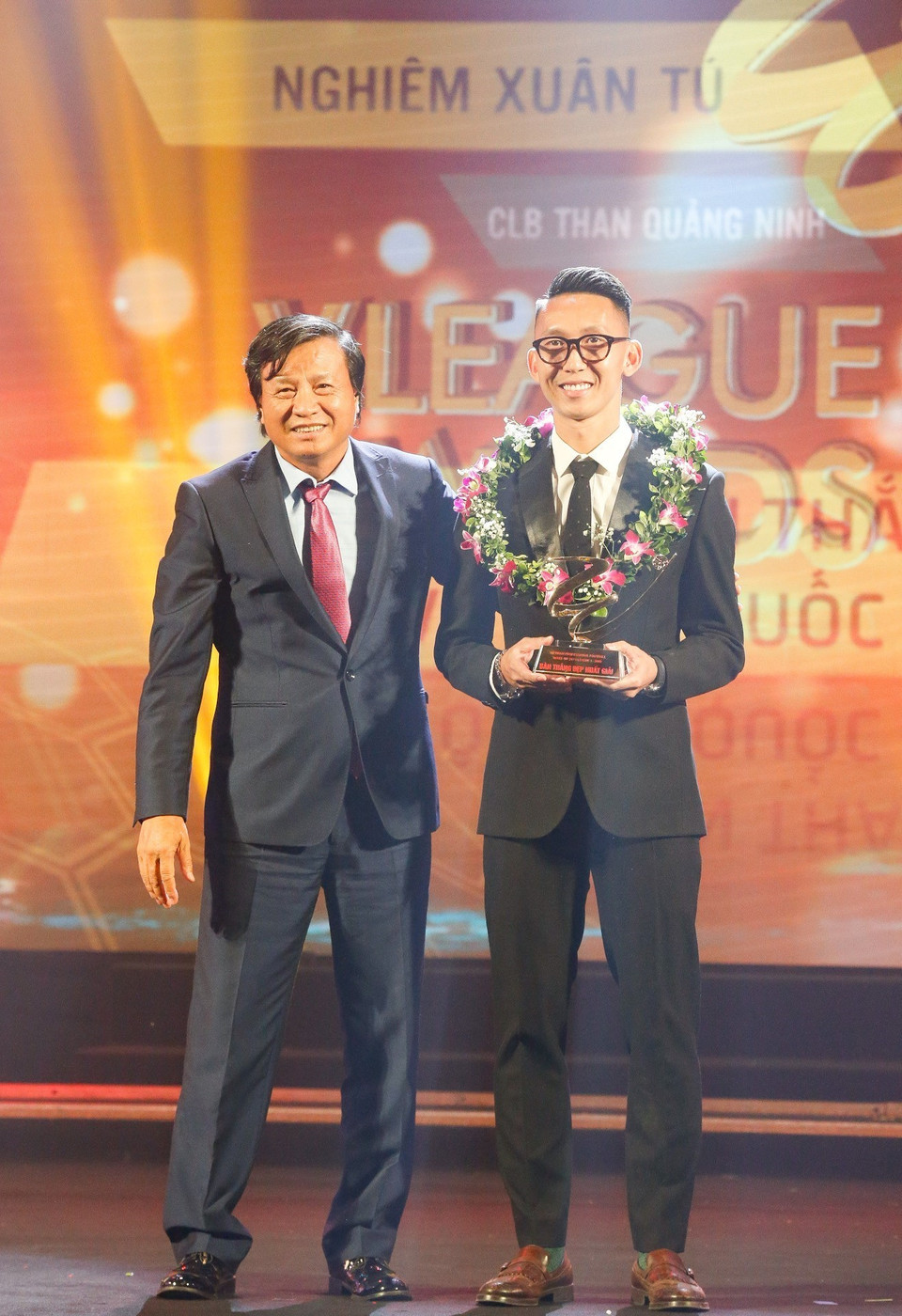 Ban tổ chức trao giải Bàn thắng đẹp nhất cho cầu thủ Nghiêm Xuân Tú của Than Quảng Ninh. (Ảnh: Trọng Đạt/TTXVN)