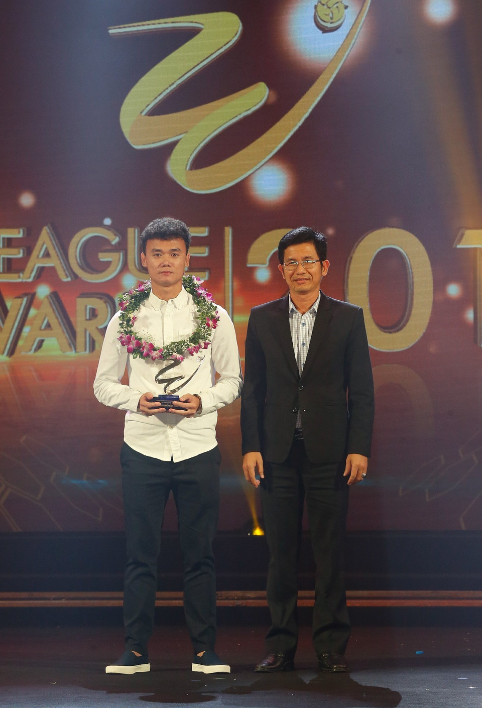 Ban tổ chức trao giải cho Nguyễn Xuân Nam, cầu thủ ghi nhiều bàn thắng nhất giải đấu Hạng Nhất quốc gia 2019. (Ảnh: Trọng Đạt/TTXVN)