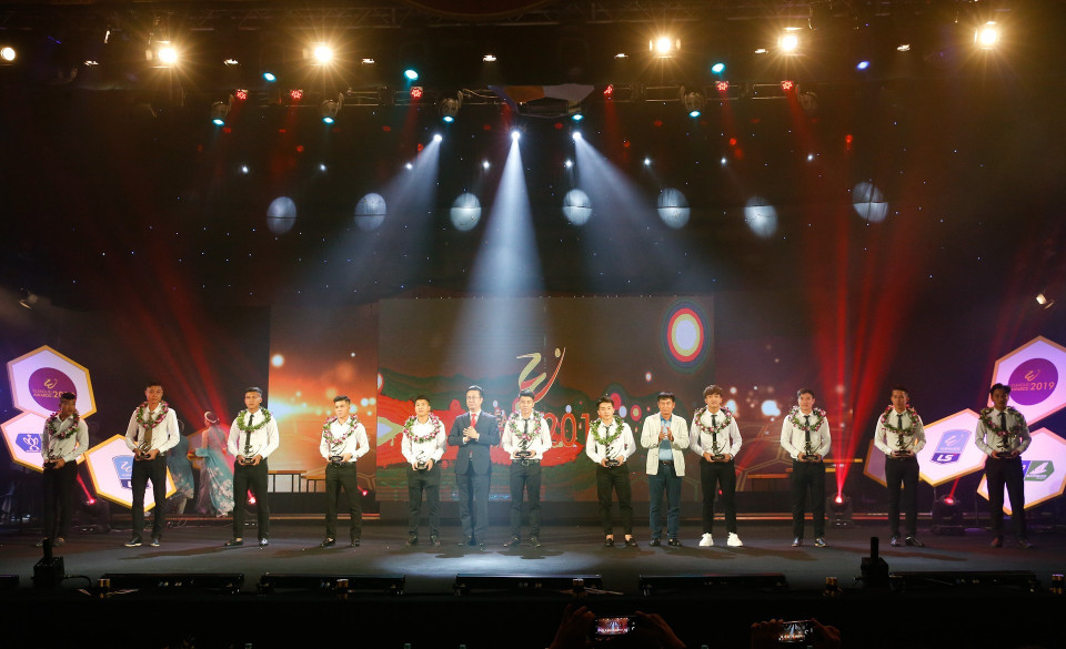 Ban tổ chức trao giải cho các cầu thủ được bình chọn xuất sắc nhất giải đấu Hạng Nhất quốc gia 2019. (Ảnh: Trọng Đạt/TTXVN)