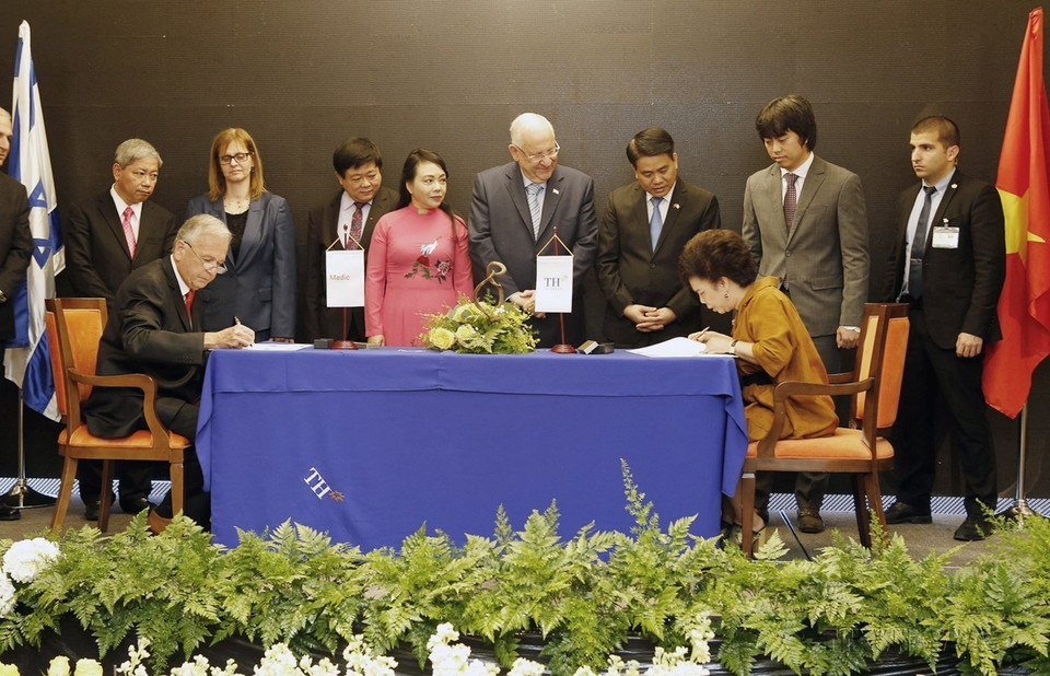 Lễ ký biên bản ghi nhớ thực hiện dự án “Tổ hợp y tế-Chăm sóc sức khỏe công nghệ cao tại Hà Nội” giữa Tập đoàn TH True Milk với Công ty MedicDan Ltd và Công ty Staromedic R.N International của Israel (Hà Nội, 21/3/2017). (Ảnh: Dương Ngọc/TTXVN)