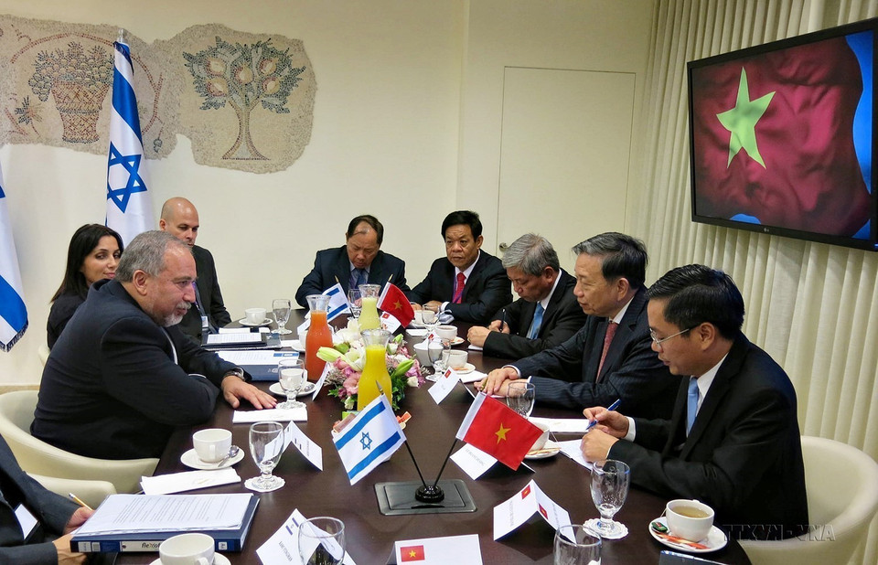 Bộ trưởng Công an Tô Lâm gặp Bộ trưởng Bộ Quốc phòng Avigdor Lieberman trong chuyến thăm, làm việc tại Israel từ 13-15/11/2016. (Ảnh: Bùi Hoàn/TTXVN)