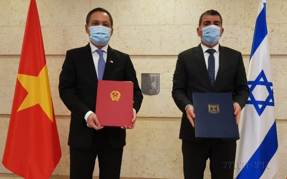 Đại sứ Việt Nam tại Israel Đỗ Minh Hùng và Bộ trưởng Ngoại giao Gabi Ashkenazi ký Nghị định thư sửa đổi Hiệp định Vận chuyển Hàng không giữa Việt Nam và Israel (Jerusalem, 21/12/2020). (Ảnh: Văn Ứng/TTXVN)