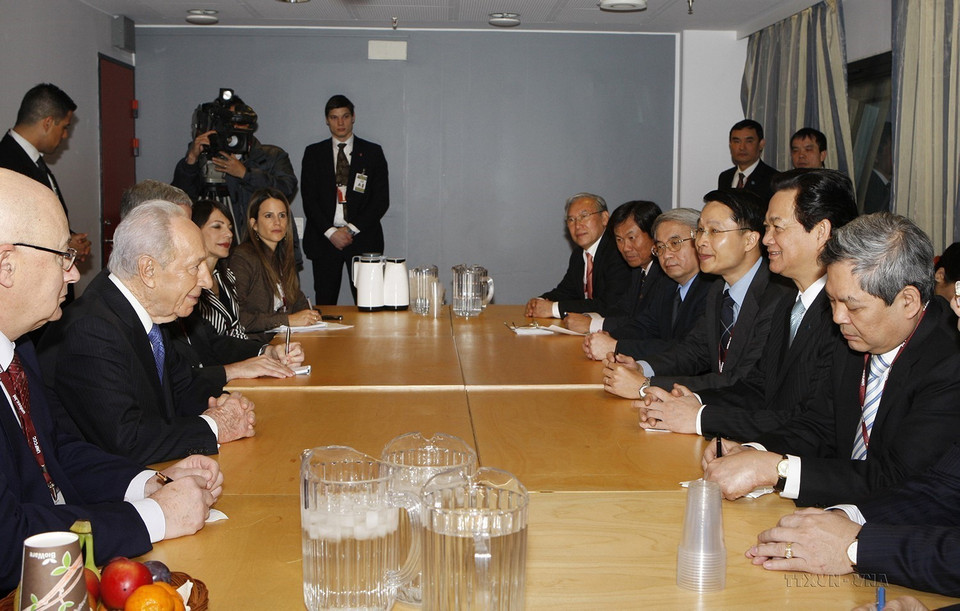 Thủ tướng Nguyễn Tấn Dũng gặp Tổng thống Israel Simon Peres bên lề Hội nghị các bên Công ước khung của Liên hợp quốc về Biến đổi Khí hậu lần thứ 15 tại Copenhaghen, Đan Mạch, ngày 17/12/2009. (Ảnh: Đức Tám/TTXVN)