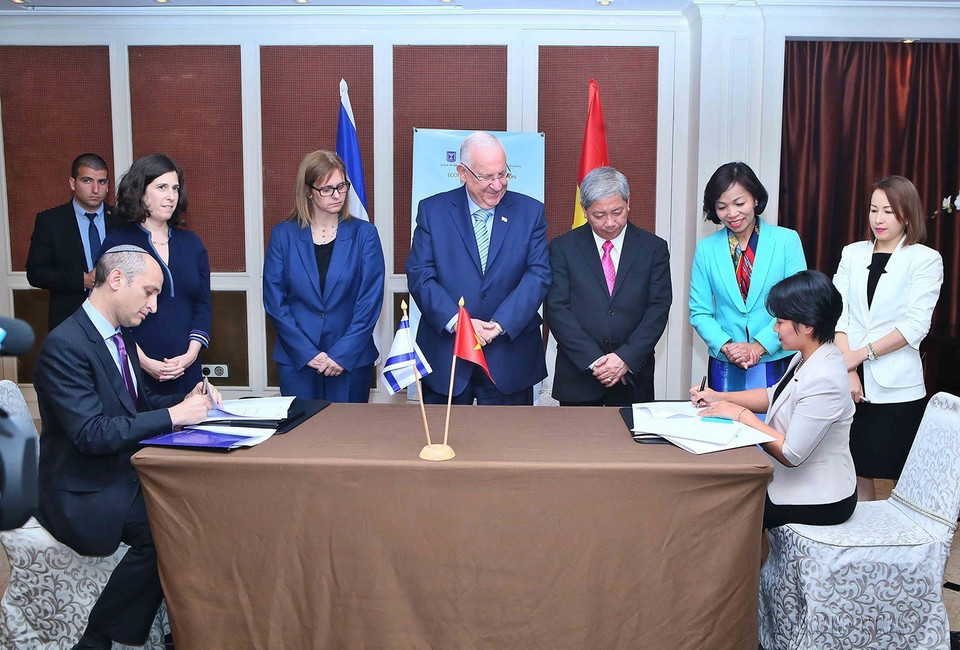 Công ty Cổ phần Hội tụ Nhân tài (TalentPool) của Việt Nam và Hiệp hội Trung tâm Phát triển Cộng đồng Israel (IACC) ký hợp tác về lĩnh vực Giáo dục (Hà Nội, 21/3/2017). (Ảnh: Minh Quyết/TTXVN)