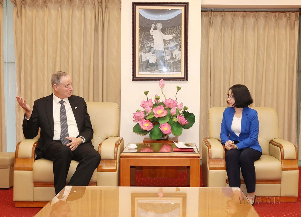 Tổng Giám đốc TTXVN Vũ Việt Trang tiếp Ngài Yaron Mayer, Đại sứ Đặc mệnh toàn quyền Nhà nước Israel tại Việt Nam (Hà Nội, 3/11/2022). (Ảnh: Phương Hoa/TTXVN)