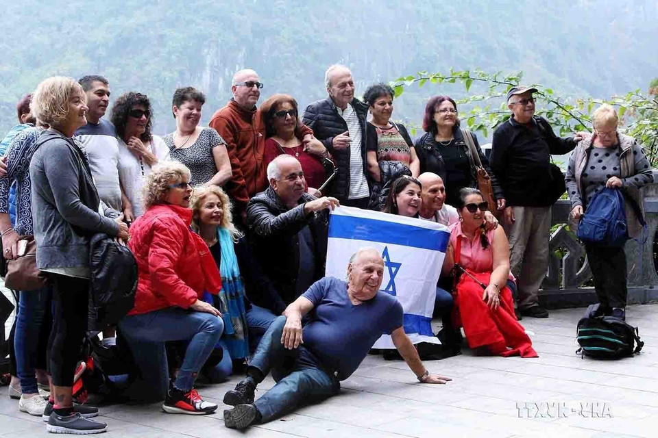 Du khách Israel tham quan Quảng Ninh (2017). (Ảnh: Quang Quyết/TTXVN)