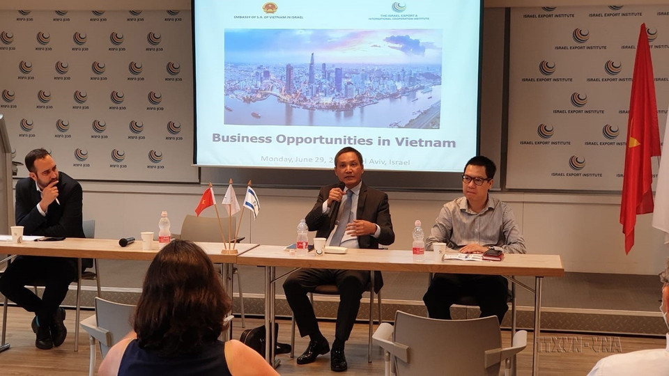 Ngày 29/6/2020, tại thành phố Tel Aviv, Thương vụ và Đại sứ quán Việt Nam tại Israel phối hợp với Viện Xuất khẩu Israel tổ chức Hội nghị bàn tròn doanh nghiệp “Các cơ hội kinh doanh và đầu tư tại Việt Nam.” (Ảnh: Việt Thắng/TTXVN)
