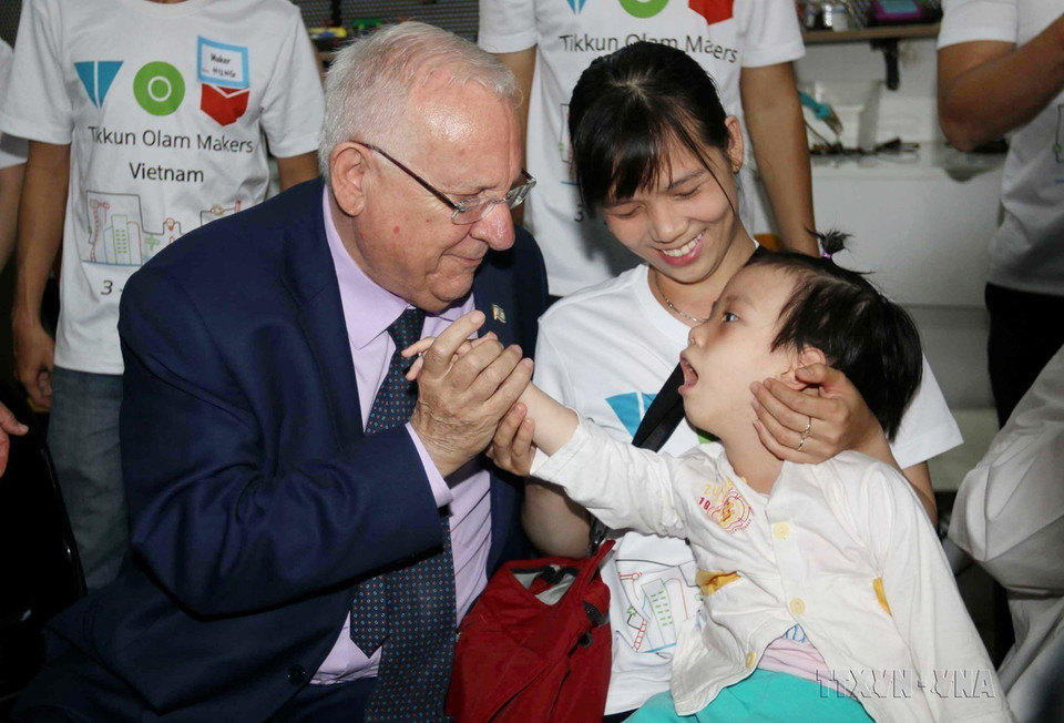 Tổng thống Israel Reuven R.Rivlin với trẻ khuyết tật của Dự án xã hội hỗ trợ cho người khuyết tật tại Quận 2, Thành phố Hồ Chí Minh, trong chuyến thăm chính thức Việt Nam (23/3/2017). (Ảnh: Thanh Vũ/TTXVN)