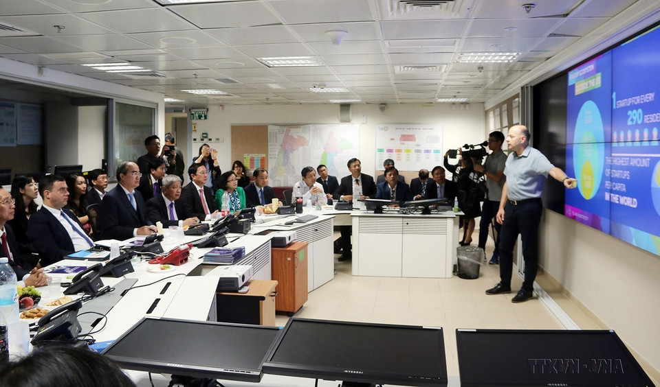 Bí thư Thành ủy Thành phố Hồ Chí Minh Nguyễn Thiện Nhân và đoàn đại biểu cấp cao Thành phố nghe giới thiệu về giải pháp đô thị thông minh của Tel Aviv, trong chuyến thăm, làm việc tại Israel (22/5/2018). (Ảnh: Xuân Khu/TTXVN)