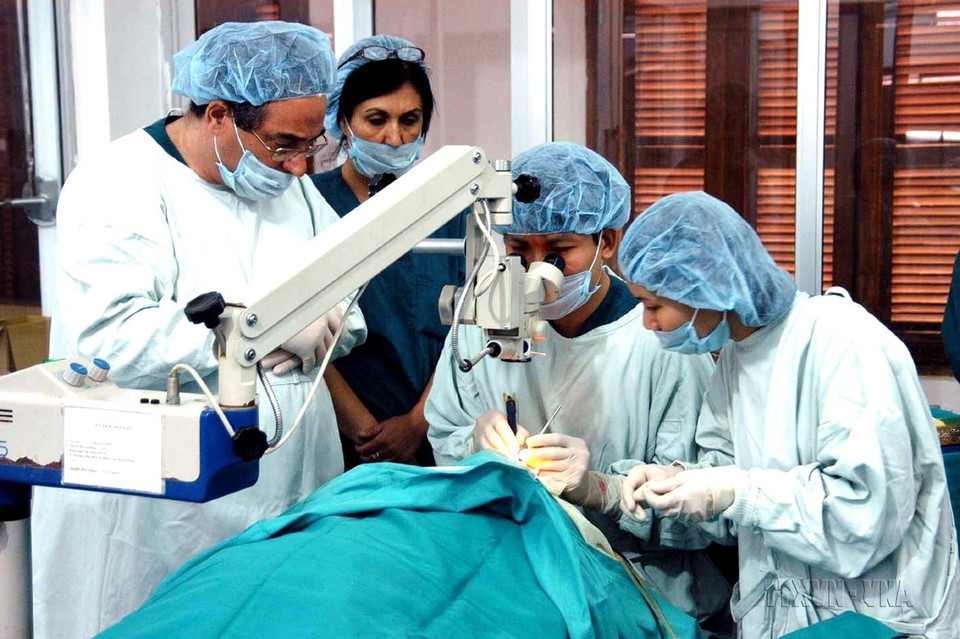 Đại sứ quán Israel tại Việt Nam phối hợp với Quỹ Fred Hollows Việt Nam và Bệnh viện Mắt Trung ương tổ chức chương trình khám, phẫu thuật mắt từ thiện tại tỉnh Hà Giang (3/2008). (Ảnh: Đình Huệ/TTXVN)