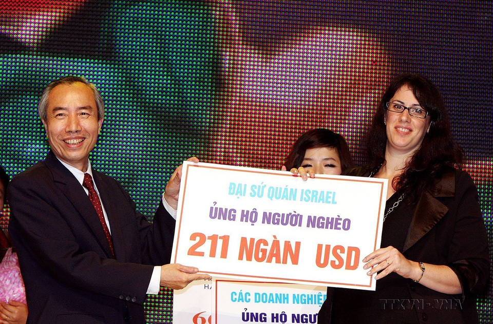 Đại sứ quán Israel ủng hộ người nghèo Việt Nam 211.000 USD trong chương trình Nối vòng tay lớn năm 2009 (Hà Nội, 31/12/2009). (Ảnh: Nguyễn Dân/TTXVN)