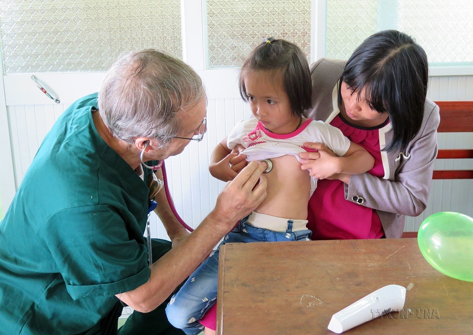 Đại sứ quán Israel và Trung tâm Chăm sóc Sức khỏe Family Medical Practice Vietnam (FMP) tổ chức khám bệnh cho trẻ em tại xã Măng Cành, huyện Kon Plông (Kon Tum) trong chương trình “Vì một Kon Plông tốt đẹp hơn” (18/9/2016). (Ảnh: Cao Nguyên/TTXVN)