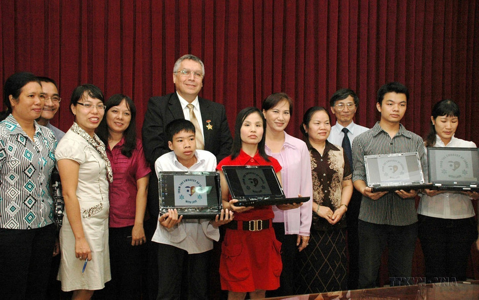 Đại sứ Israel tại Việt Nam Effie Ben Matityau tặng máy tính cho 4 học sinh, sinh viên có hoàn cảnh gia đình khó khăn, đạt thành tích cao trong học tập (Hà Nội, 4/8/2009). (Ảnh: Minh Tú/TTXVN)