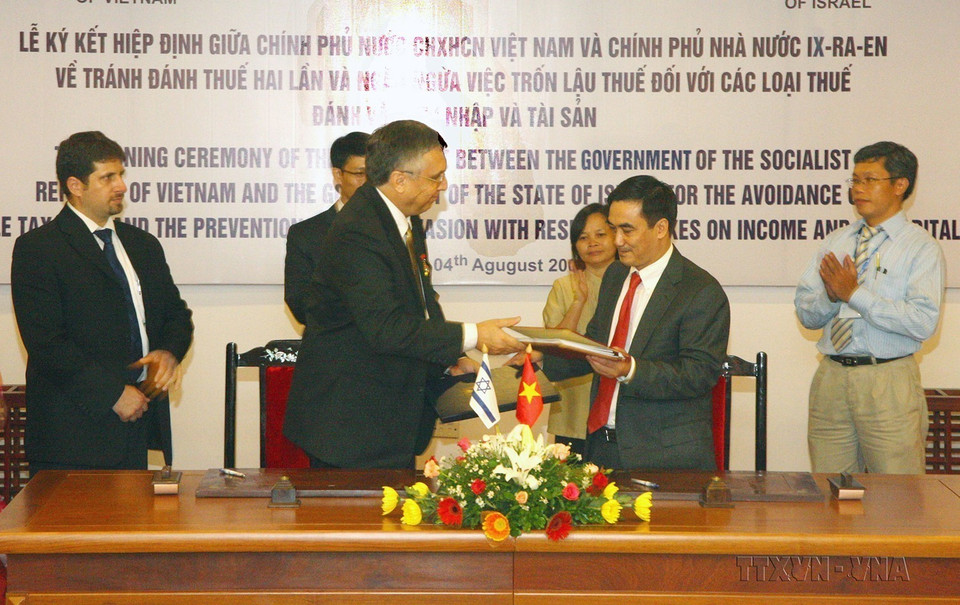 Lễ ký kết hiệp định giữa Chính phủ Việt Nam và Israel về tránh đánh thuế hai lần và ngăn ngừa việc trốn lậu thuế đối với các loại thuế đánh vào thu nhập và tài sản (Hà Nội, 4/8/2009). (Ảnh: Đình Huệ/TTXVN)