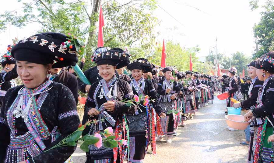 Trang phục truyền thống nổi bật của phụ nữ Lào khi tham gia Lễ hội Bun Vốc Nặm (Lễ hội té nước) tại xã Nà Tăm, huyện Tam Đường. (Ảnh: Nguyễn Oanh/TTXVN)