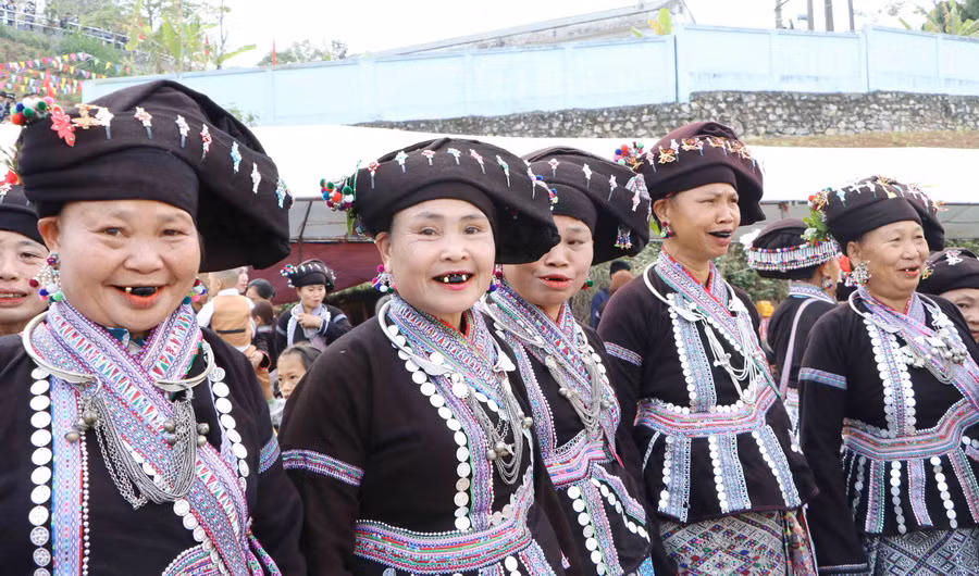 Nhiều người lớn tuổi nhuộm răng từ khi 13 tuổi, đến nay đã hơn 60 năm vẫn nhuộm. (Ảnh: Nguyễn Oanh/TTXVN)