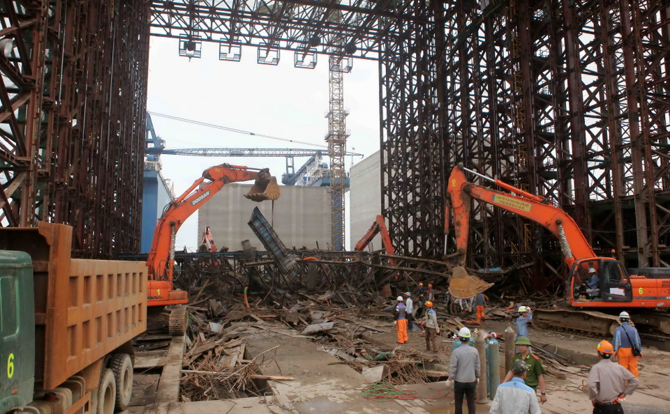 Tất cả lực lượng, phương tiện được huy động tham gia khắc phục hậu quả, tìm kiếm các nạn nhân còn mắc kẹt. (Ảnh: Thanh Tùng/TTXVN)